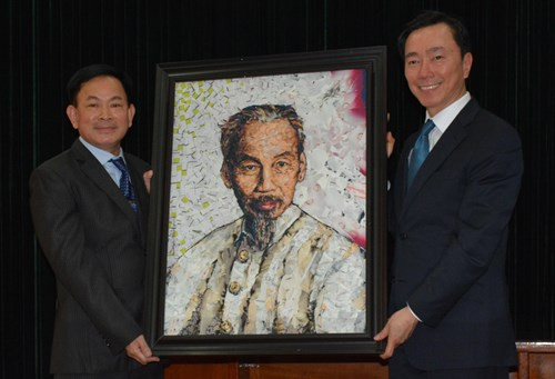 Un portrait du Président Hô Chi Minh offert par un artiste français au Vietnam ảnh 1 Un portrait du Président Hô Chi Minh offert par un artiste français au Vietnam ảnh 1