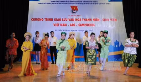 Echange entre les étudiants Vietnam-Laos-Cambodge ảnh 1