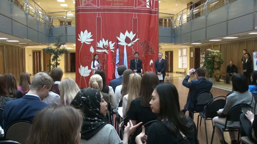Des étudiants vietnamiens en Russie saluent l'Année de l'APEC 2017 au Vietnam ảnh 1 Des étudiants vietnamiens en Russie saluent l'Année de l'APEC 2017 au Vietnam ảnh 1