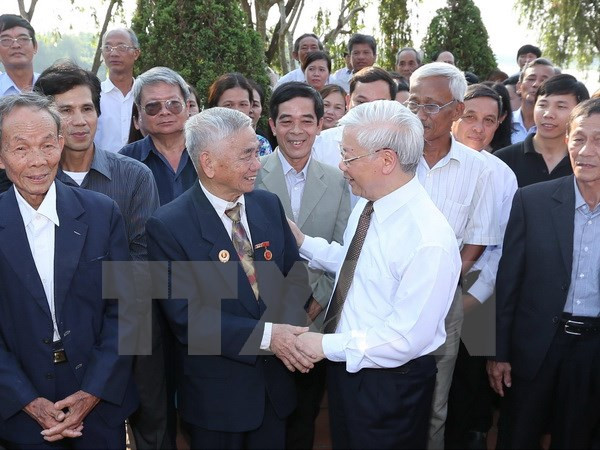 Nguyen Phu Trong offre de l'encens à l'ancien secrétaire général du PCV Le Duan à Quang Tri ảnh 2 Nguyen Phu Trong offre de l'encens à l'ancien secrétaire général du PCV Le Duan à Quang Tri ảnh 2