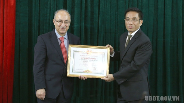 Remise de l’insigne «Pour l'œuvre de développement des ethnies» au président de l’EUMA ảnh 1 Remise de l’insigne «Pour l'œuvre de développement des ethnies» au président de l’EUMA ảnh 1