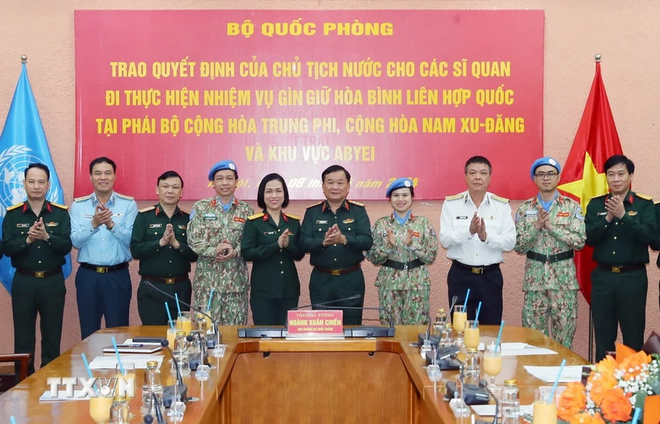 Le Vietnam envoie trois officiers supplémentaires pour participer aux activités de maintien de la paix de l’ONU ảnh 1