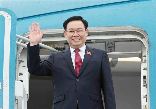 Le président de l’Assemblée nationale quitte Hanoi pour une visite officielle en Chine ảnh 1