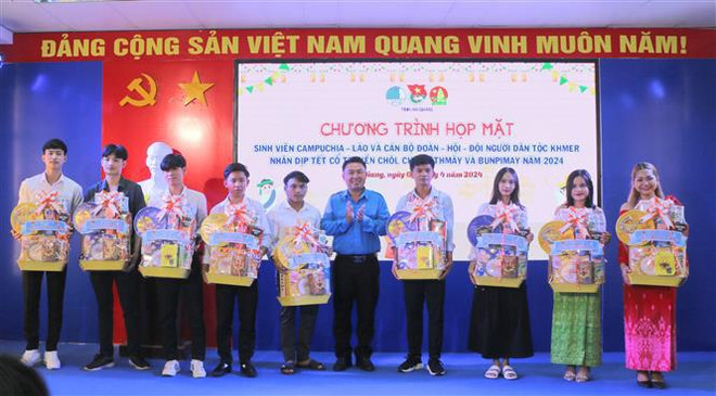 Kien Giang: voeux aux Khmers à l’occasion de la fête Chol Chnam Thmay ảnh 2 Kien Giang: voeux aux Khmers à l’occasion de la fête Chol Chnam Thmay ảnh 2