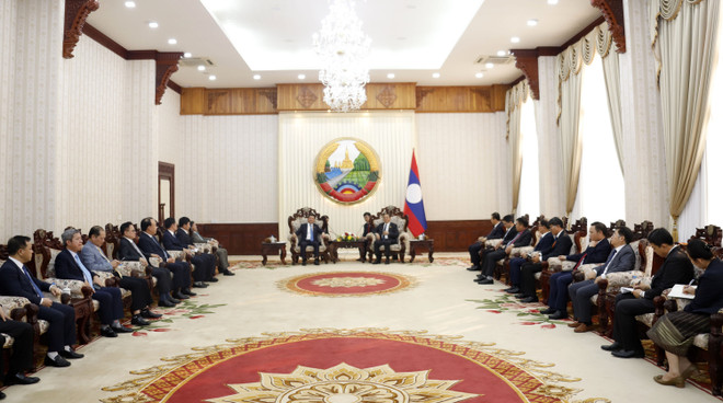 Le ministre de l’Industrie et du Commerce Nguyen Hong Dien rencontre le Premier ministre lao ảnh 1