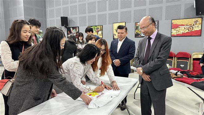 Foire caritative des étudiants vietnamiens en France pour la mer et les îles du pays ảnh 1 Foire caritative des étudiants vietnamiens en France pour la mer et les îles du pays ảnh 1