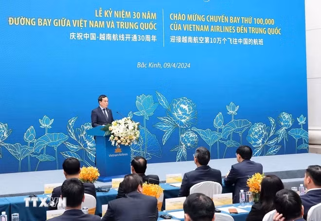 Vuong Dinh Huê à la célébration des 30 ans de l’ouverture de la première ligne aérienne Vietnam-Chine ảnh 2