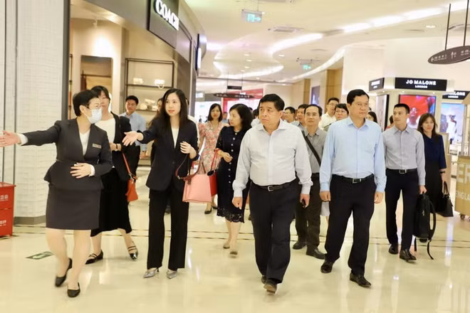 Une délégation du ministère du Plan et de l’Investissement effectue une visite de travail à Haïnan (Chine) ảnh 1