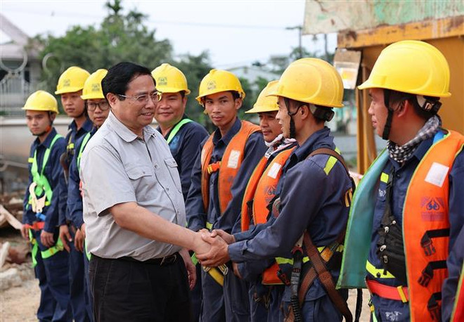 Le Premier ministre examine plusieurs ouvrages à Thua Thien-Hue ảnh 2 Le Premier ministre examine plusieurs ouvrages à Thua Thien-Hue ảnh 2