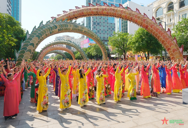 Près de 3,5 millions de visiteurs à la 10e Fête de l’ao dai de Hô Chi Minh-Ville ảnh 1 Près de 3,5 millions de visiteurs à la 10e Fête de l’ao dai de Hô Chi Minh-Ville ảnh 1