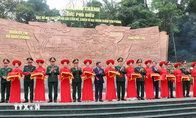 Inauguration du bas-relief "Oncle Ho parle à la grande armée pionnière au Temple des rois fondateurs Hung" ảnh 1