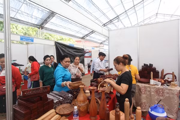 Clôture de la foire commerciale Vietnam-Laos 2015 ảnh 1 Clôture de la foire commerciale Vietnam-Laos 2015 ảnh 1
