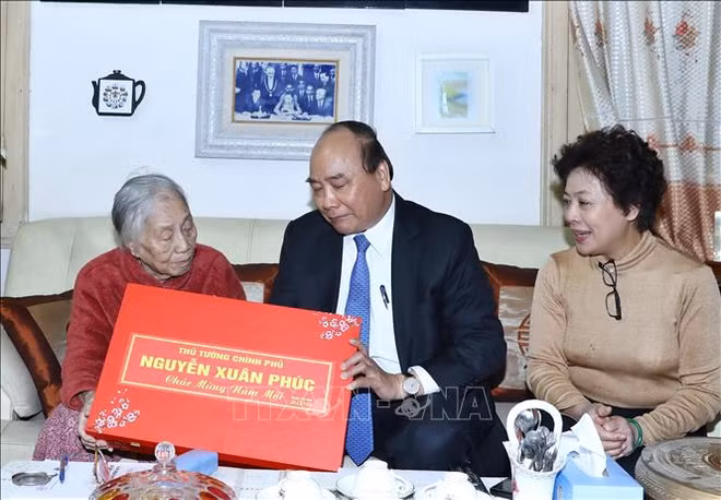 Le Premier ministre effectue des visites du Têt à des anciens dirigeants ảnh 1