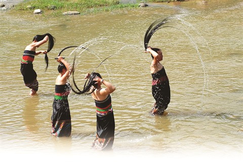 Une tradition tirée par les cheveux ảnh 2