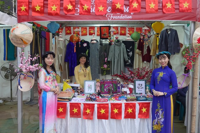 Le Vietnam présente des produits artisanaux et des vêtements traditionnels au Bangladesh ảnh 1 Le Vietnam présente des produits artisanaux et des vêtements traditionnels au Bangladesh ảnh 1