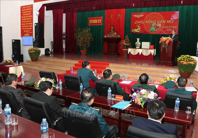 Le PM Nguyen Xuan Phuc se rend à la division de l'armée de l'air 372 ảnh 1 Le PM Nguyen Xuan Phuc se rend à la division de l'armée de l'air 372 ảnh 1