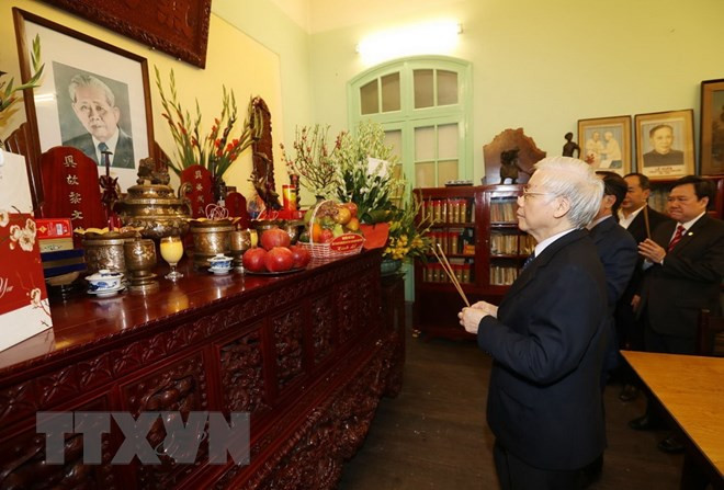 Hommage aux feus secrétaires généraux Le Duan et Truong Chinh ảnh 1 Hommage aux feus secrétaires généraux Le Duan et Truong Chinh ảnh 1