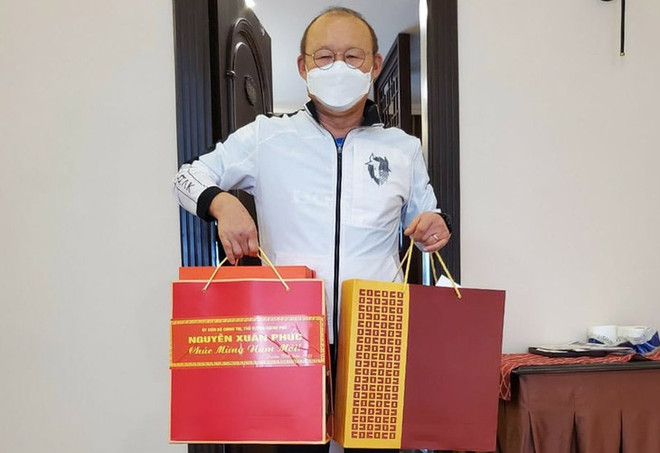 Football : le Premier ministre Nguyên Xuân Phuc offre des cadeaux du nouvel an à Park Hang-seo ảnh 1 Football : le Premier ministre Nguyên Xuân Phuc offre des cadeaux du nouvel an à Park Hang-seo ảnh 1