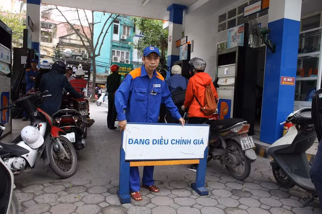 Hausse des prix des carburants ảnh 1
