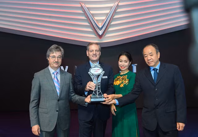 Vinfast reçoit un prix d'Autobest lors du salon automobile de Paris ảnh 1