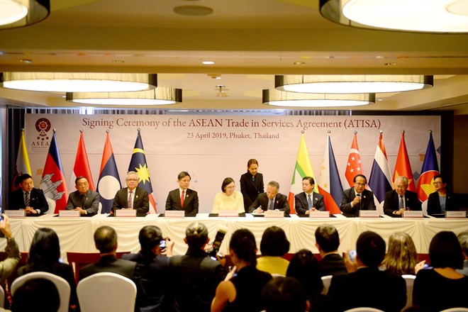 L’ASEAN signe sur le commerce des services et les investissements ảnh 1 L’ASEAN signe sur le commerce des services et les investissements ảnh 1