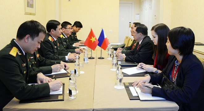 Le chef d’état-major de l’APV rencontre des officiers supérieurs russe et philippin ảnh 1 Le chef d’état-major de l’APV rencontre des officiers supérieurs russe et philippin ảnh 1