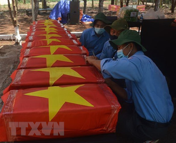 Inhumation des restes de 12 soldats vietnamiens à Gia Lai ảnh 1