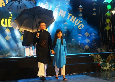 La ville de Huê s’oriente vers les services touristiques nocturnes ảnh 2