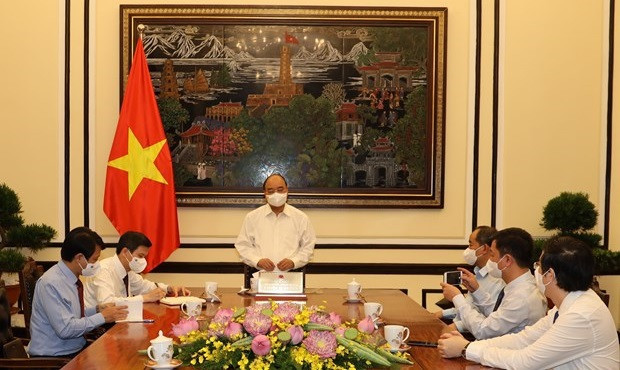 Le président Nguyen Xuan Phuc travaille avec la revue Cong San ảnh 1 Le président Nguyen Xuan Phuc travaille avec la revue Cong San ảnh 1