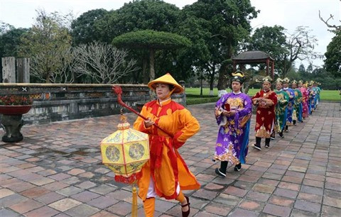 La ville de Huê s’oriente vers les services touristiques nocturnes ảnh 3