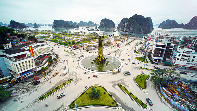 Faire de Ha Long une ville côtière touristique moderne et civilisée ảnh 1