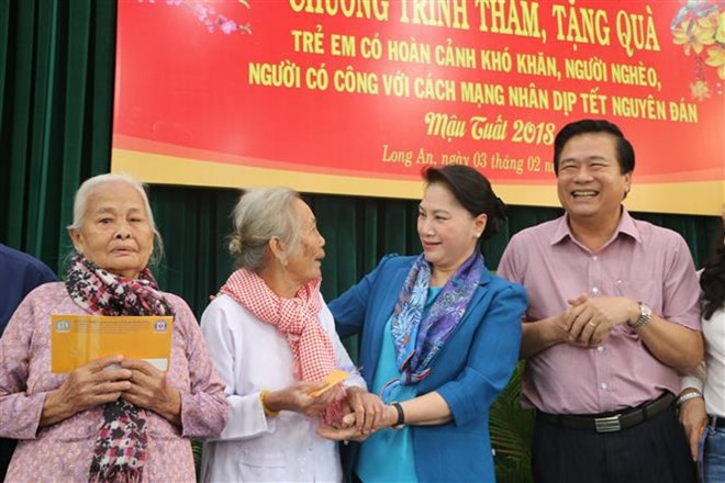 La présidente de l’AN offre des cadeaux à des familles pauvres de Long An ảnh 1 La présidente de l’AN offre des cadeaux à des familles pauvres de Long An ảnh 1