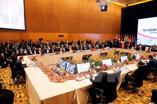 Le PM aux sommets de l'ASEAN et de ses partenaires ảnh 3