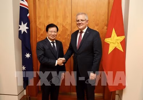 Le vice-PM Trinh Dinh Dung en visite de travail en Australie ảnh 1