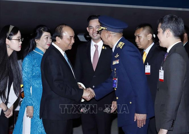 Le PM Nguyen Xuan Phuc arrive à Bangkok pour assister au 35e sommet de l'ASEAN ảnh 1 Le PM Nguyen Xuan Phuc arrive à Bangkok pour assister au 35e sommet de l'ASEAN ảnh 1
