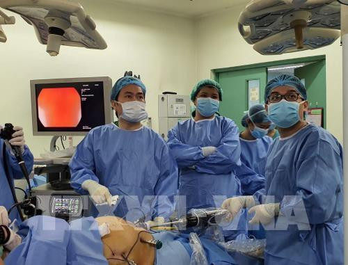 Des médecins vietnamiens réalisent des interventions chirurgicales robotisées à l’étranger ảnh 1 Des médecins vietnamiens réalisent des interventions chirurgicales robotisées à l’étranger ảnh 1