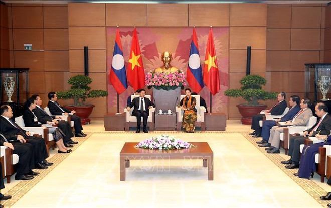 La présidente de l'AN Nguyen Thi Kim Ngan rencontre le Premier ministre laotien Thongloun Sisoulith ảnh 1 La présidente de l'AN Nguyen Thi Kim Ngan rencontre le Premier ministre laotien Thongloun Sisoulith ảnh 1