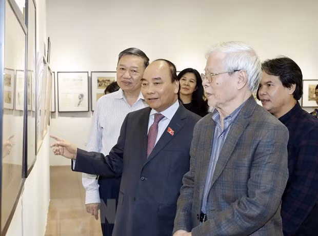 Le Premier ministre visite l’exposition du peintre Ngô Manh Lân ảnh 1