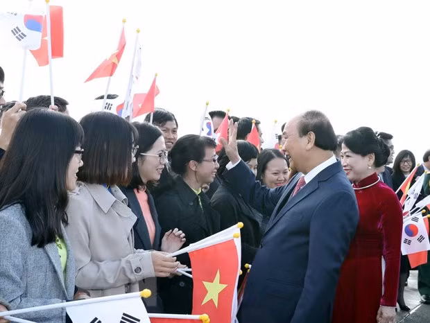 Le PM arrive à Busan pour participer au sommet commémoratif ASEAN-R. de Corée ảnh 1