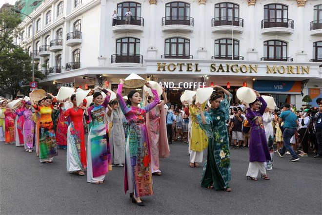 Les "Couleurs de la culture" illuminent les rues de la ville de Huê ảnh 2 Les "Couleurs de la culture" illuminent les rues de la ville de Huê ảnh 2