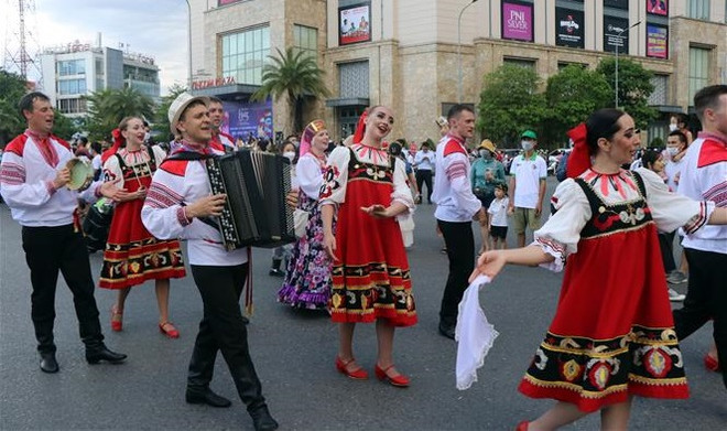 Les "Couleurs de la culture" illuminent les rues de la ville de Huê ảnh 1 Les "Couleurs de la culture" illuminent les rues de la ville de Huê ảnh 1