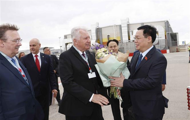 Le président de l'AN Vuong Dinh Huê entame une visite officielle en Hongrie ảnh 1 Le président de l'AN Vuong Dinh Huê entame une visite officielle en Hongrie ảnh 1