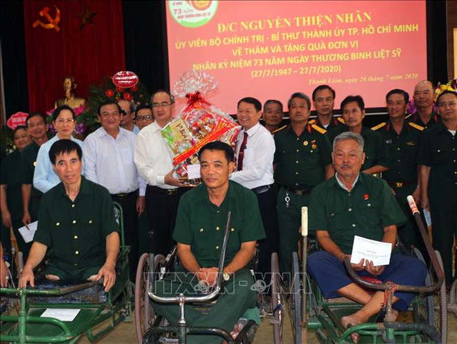 Le secrétaire du Comité du Parti de Hô Chi Minh-Ville rend visite à des invalides à Hà Nam ảnh 1 Le secrétaire du Comité du Parti de Hô Chi Minh-Ville rend visite à des invalides à Hà Nam ảnh 1