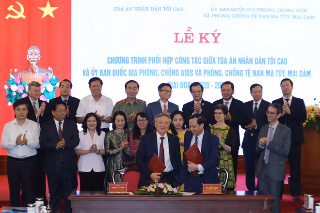 Renforcement de la coopération contre le VIH, la drogue et la prostitution ảnh 1