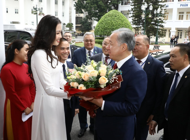 Le président de la Chambre basse kazakh visite l’Université de Hanoi ảnh 1 Le président de la Chambre basse kazakh visite l’Université de Hanoi ảnh 1