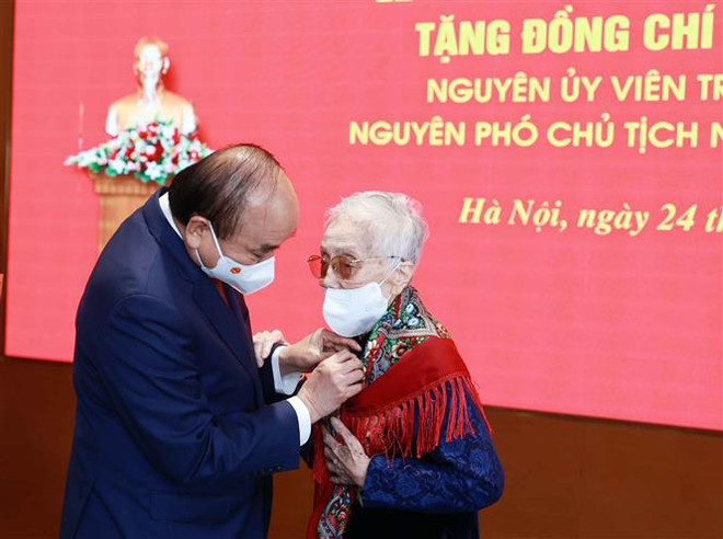 Remise de l’Insigne des «75 ans de membre du Parti » à l’ancienne vice-présidente Nguyen Thi Binh ảnh 1 Remise de l’Insigne des «75 ans de membre du Parti » à l’ancienne vice-présidente Nguyen Thi Binh ảnh 1