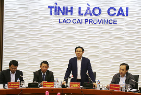 Le vice-Premier ministre Vuong Dinh Hue rencontre les autorités de Lao Cai ảnh 1 Le vice-Premier ministre Vuong Dinh Hue rencontre les autorités de Lao Cai ảnh 1