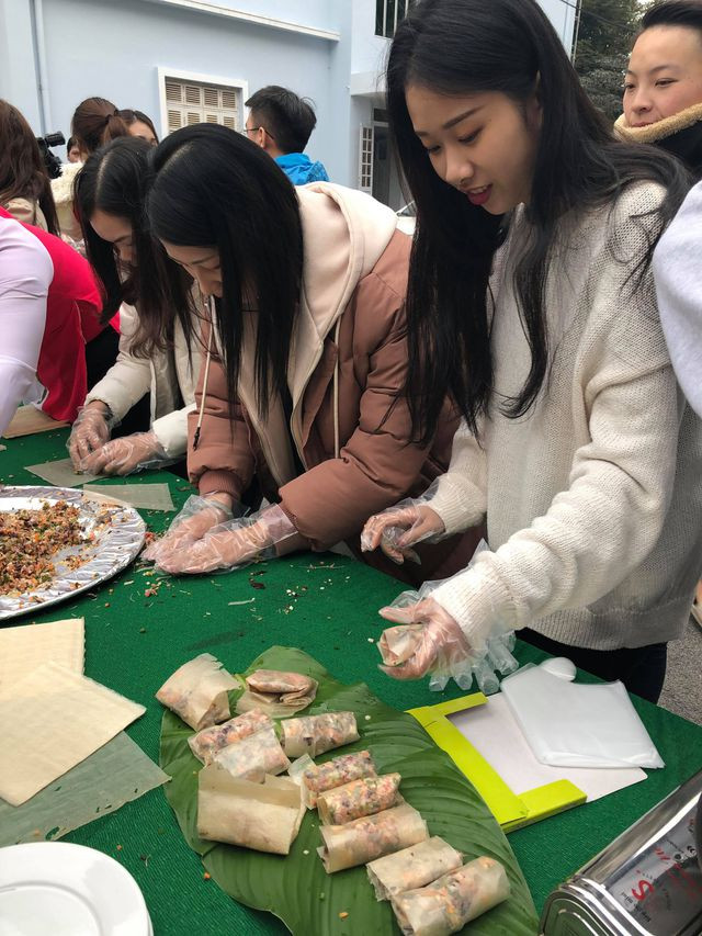 Des étudiants étrangers accueillent le Têt ảnh 2 Des étudiants étrangers accueillent le Têt ảnh 2