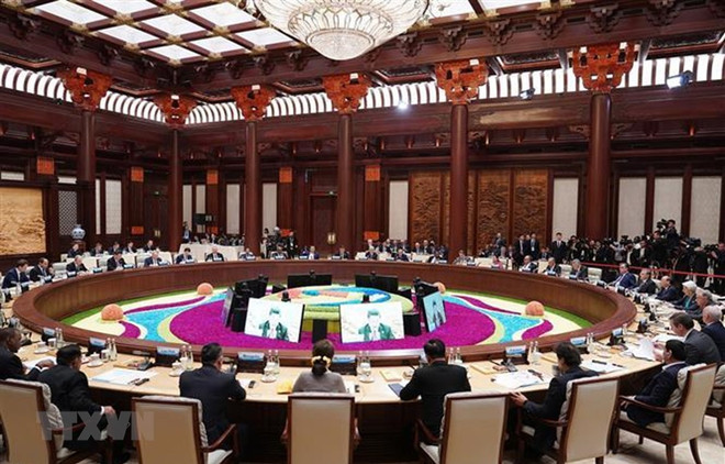 Le PM à la Table ronde des dirigeants du deuxième Forum de "la Ceinture et la Route" ảnh 1 Le PM à la Table ronde des dirigeants du deuxième Forum de "la Ceinture et la Route" ảnh 1