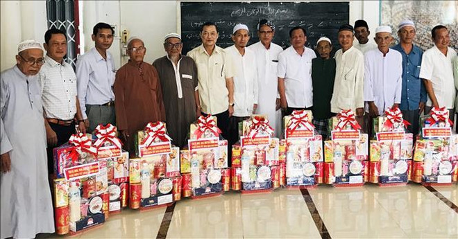 Roya Haji des Cham: les responsables d’An Giang formulent leurs vœux ảnh 1 Roya Haji des Cham: les responsables d’An Giang formulent leurs vœux ảnh 1